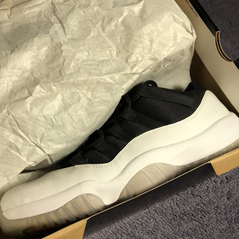 Air Jordan 11 Retro Low Tuxedo